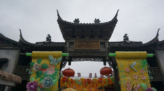 雨天漫步在千华古村中与三十六季客栈“擦出火花”