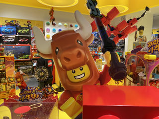 国贸商城里的FAO玩具店 牛气冲天