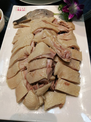 白切鸭粘上特制的柠檬酱,吃起来酸甜、清爽、鲜美