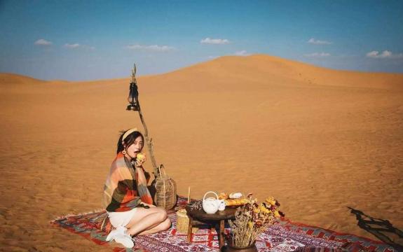 腾格里研学大本营沙漠烛光晚餐体验馆