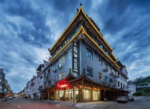 万安游记图文-湖南湘西芙蓉镇简居民宿，饱蘸千古云烟，自采莓茶更是千金难求