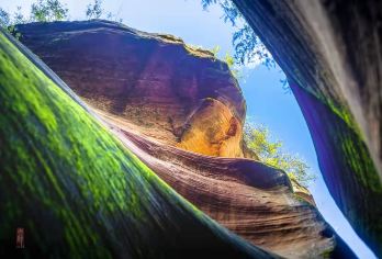 中国陕西志丹猫巷大峡谷一日游【延安出发  游多彩地缝世界】【[上门接送]延安市区内火车站，汽车站，市区内酒店上门接送，让您轻松出行。】