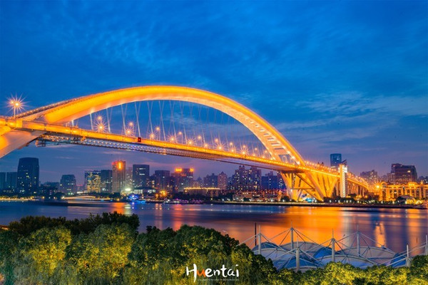 暑假上海轻旅行,夜游网红打卡地,睡潮玩酒店