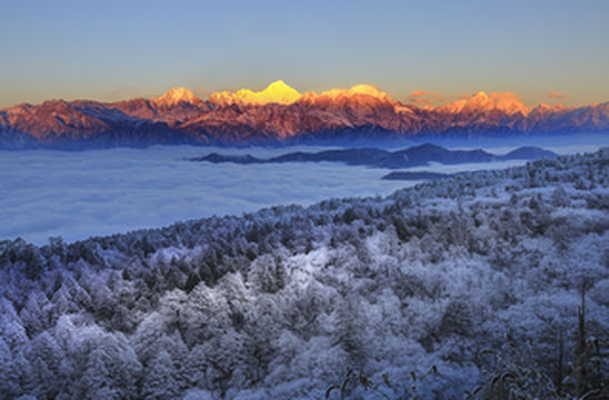 贡嘎神山下的祈祷，冰雪中的王岗坪，这是众人眼中的童话世界