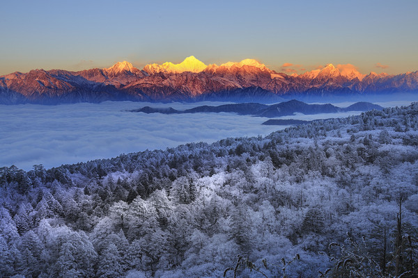 贡嘎神山下的祈祷，冰雪中的王岗坪，这是众人眼中的童话世界