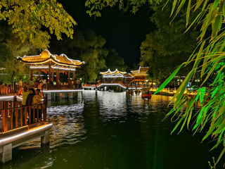 临夏好，最忆是红园