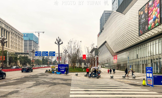 重庆中央公园位置最好的吾悦广场实拍,不吹不黑,这人气怎么样?