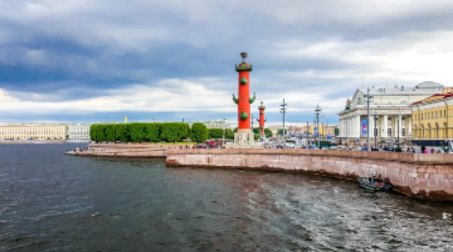 瓦西里岛古港口灯塔