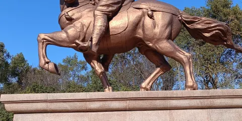 將軍不下馬雕塑