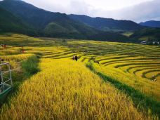 欧家梯田-连山-汽水盖的天空