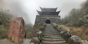 剑阁游记图文-剑门关~雨中登剑阁、侧身过鸟道、游梁山古寺、吃崩山豆腐