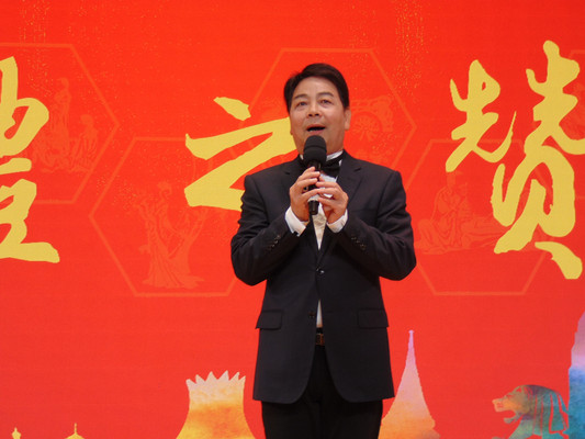 明星胡夏爸爸胡宁高歌一曲《阳光路上》，时隔多年，又看到他唱歌了