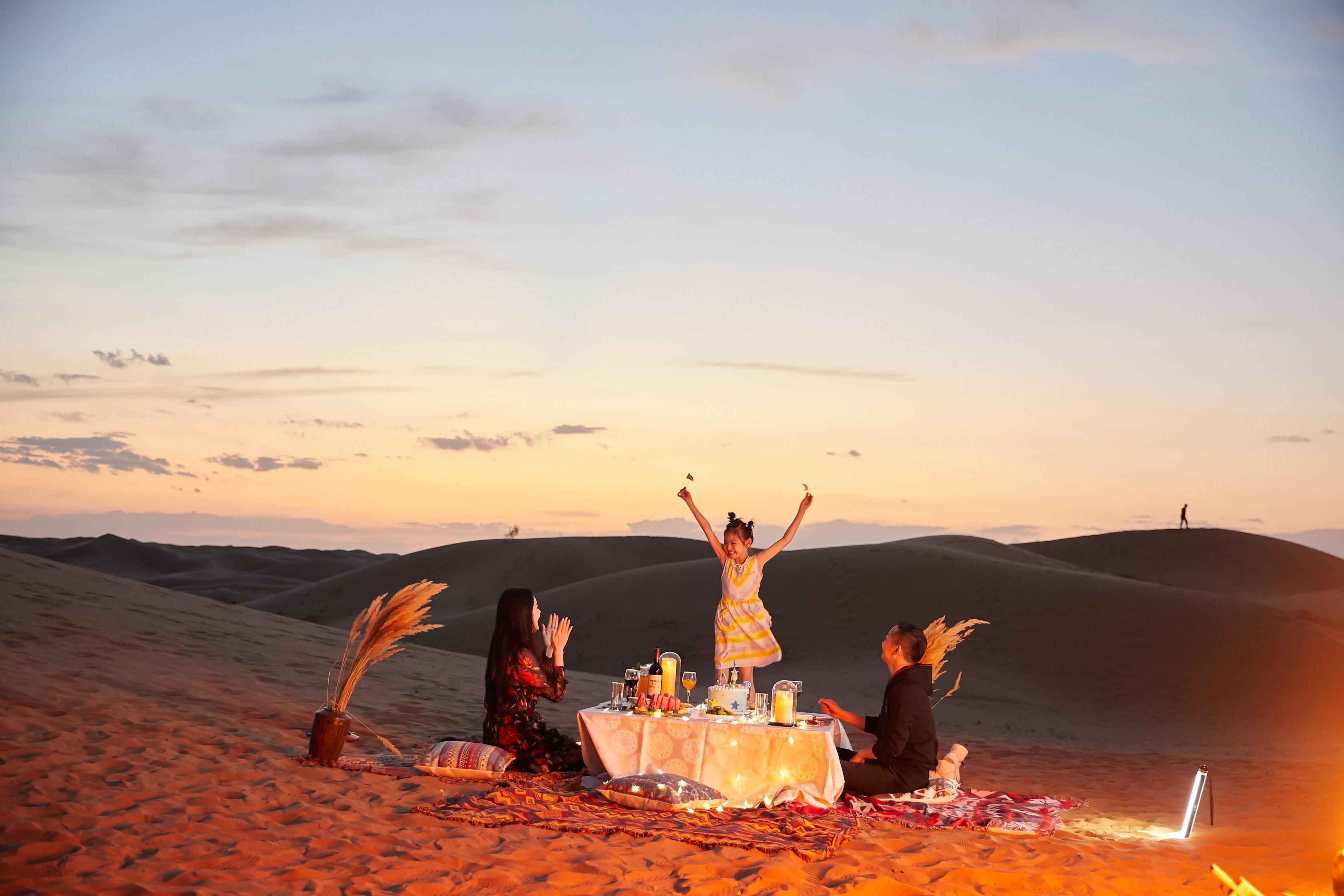 中卫腾格里金沙海沙漠主题火车旅馆餐厅餐厅图片