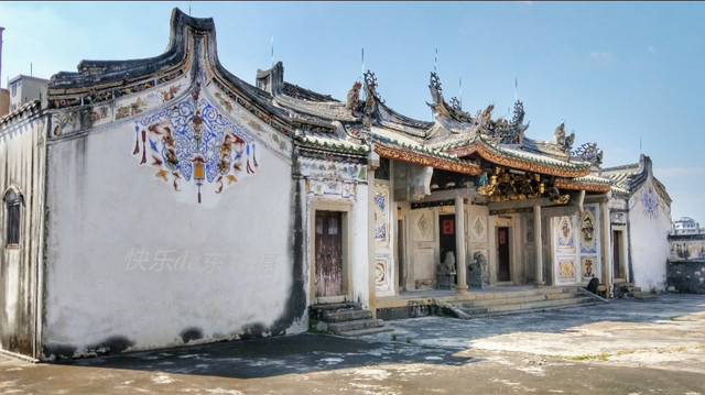兴宁宁江边有一座200多年前建的潮州会馆，华丽得让人叹为观止