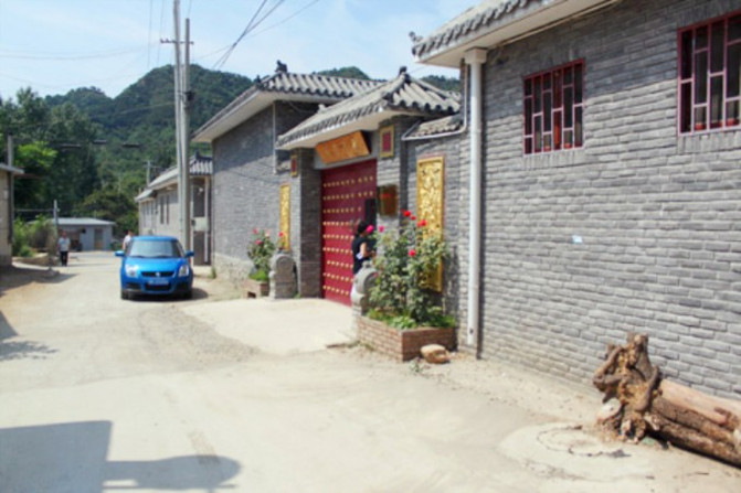 天津薊縣吉姆冒險世界逸園四合院民宿,雅緻的意境中,掛著整齊的大紅燈籠。