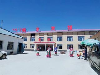 内蒙古乌兰布统苏木瑞沣宾馆农家院，无际的草原美景，牛羊成群追着跑