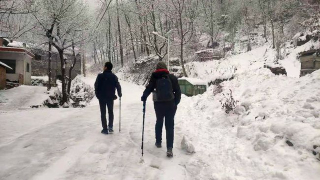 西安秦岭终南山里的铁武当和野华山,雪景梦幻修行人众多,大多数人无法登顶