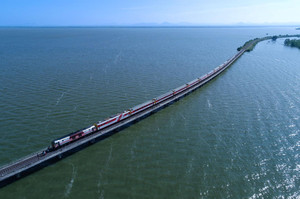 泰国东北部游记图文-泰国旅游季节限定！华富里水上火车欣赏水坝风光