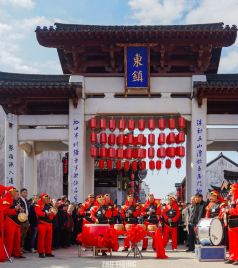 新昌游记图文-新昌年俗狂欢周，非遗巡演长桌宴，看巨龙盘旋于大佛寺城墙