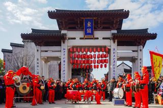 新昌年俗狂欢周,非遗巡演长桌宴,看巨龙盘旋于大佛寺城墙