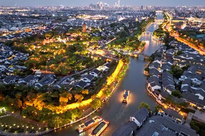 夜游护城河