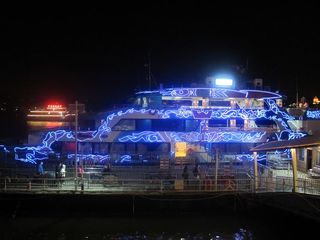 吹着海风，坐着游轮赏最美夜景