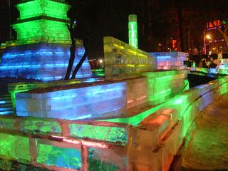 黑龙江旅游:冬观五彩缤纷的冰灯世界(图)