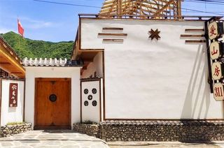 北京怀柔二道关爱山房民宿,山寨屋顶望烽火台,独特贝壳壁温泉池