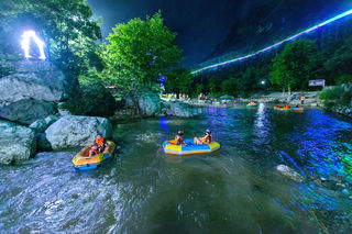 湖北宜昌朝天吼，晚上也能玩漂流，精彩在夜游