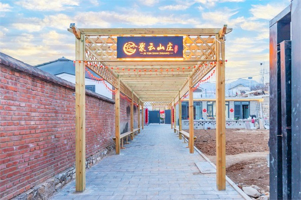 北京房山民宿哪家好？露台有大面积的观景体验，这里是一个孩子的乐园，可以疯狂撒欢儿