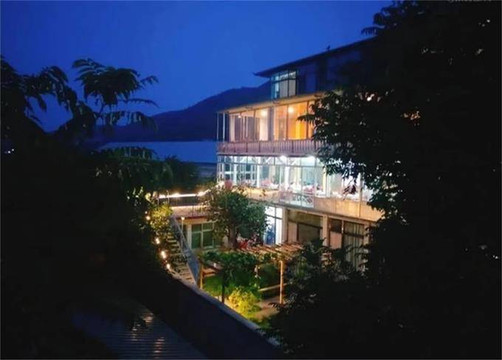 北京平谷金海湖望全湖民宿农家院,床上观湖景,神似大理洱海!