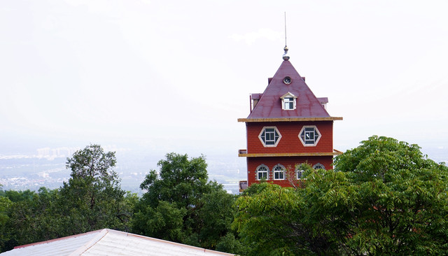 古老的西山凤凰岭下的小山村