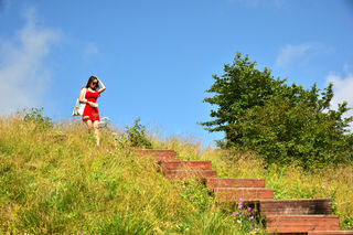 躺进绿绒绒的大草地，舒坦、宁静中享受清凉时光