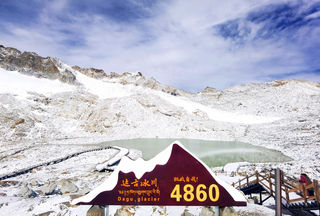 城市高温预警?达古冰川唱反调,下雪啦~