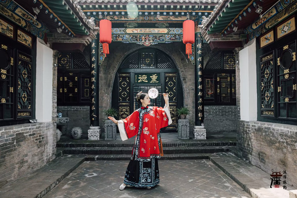 着汉服穿越平遥古城|赴一场跨越千年的旅行