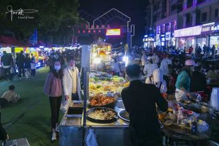 这个夜市每天都经营到凌晨一两点,人潮涌动的场面让人吃惊