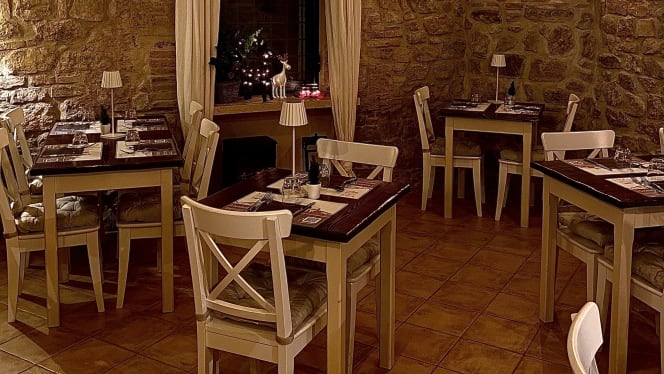 Hosteria Il Grottino di Gualdo Cattaneo餐厅图片