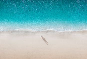 阿联酋迪拜+萨迪亚特岛+阿布扎比卢浮宫+亚伯拉罕家族之家一日【海上浮宫 阳光透过镂空穹卢像星辰坠入人间！这里展出全球的600+件文物，达芬奇《救世主》真迹美到窒息】