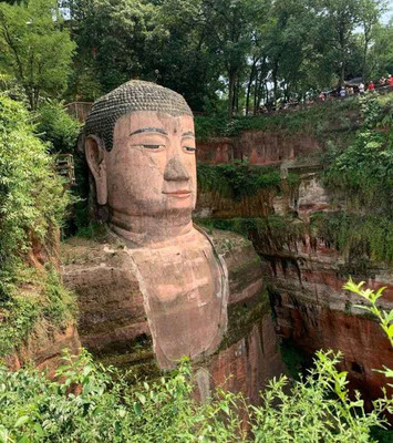 带你玩转乐山大佛一日游，体现当地传统风情。