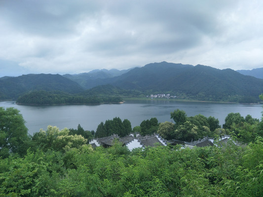 新昌山水徒步 ： 里家十八渡,沃州寻天姥；青峰无数座,处处竞溪流。