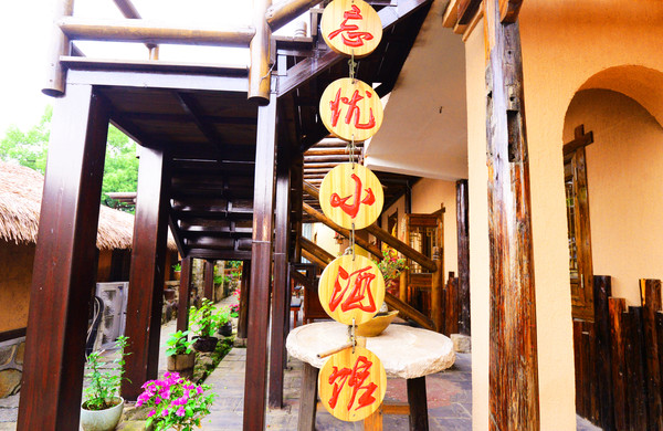 年轻人到了晚上在忘忧村也不会无聊,楼下有家小酒馆,新开的,你有酒