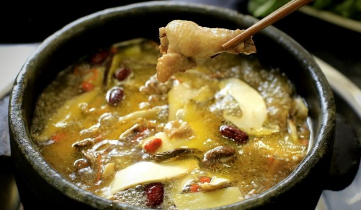 鲁朗石锅城·松茸天麻石锅鸡