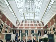 鹿特丹中央车站-鹿特丹-翱翔的大鲨鱼