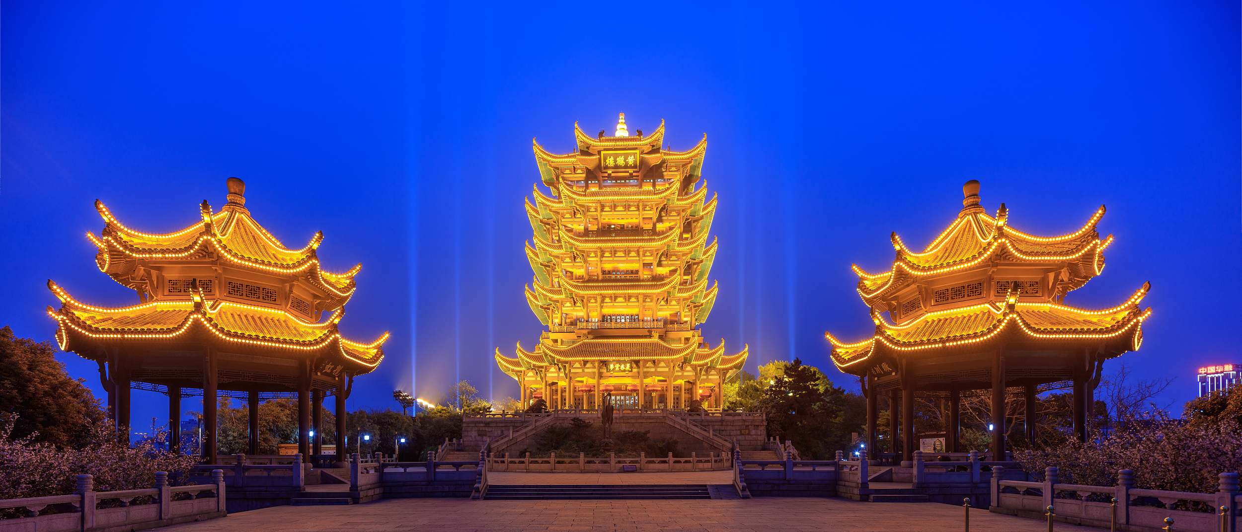 2-Day Wuhan Tour: Scenic Wonders by East Lake