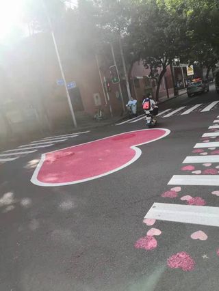 济南街头也有爱心斑红路灯和斑马线啦!