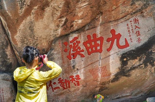 跟着书本去旅行，这次爸爸带队，2个女儿如何面对大山