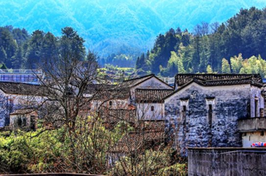 远山深处的尚村,斑驳的粉墙黛瓦,时光似乎滞留在某个遥远的年代