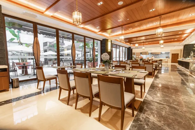桃園飯店 buffet 的挑高用餐空間與座位區