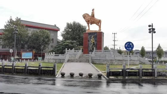 嶽飛像