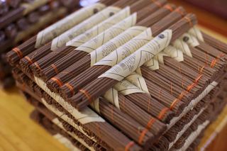 30多种藏草药?纯手工制作?走进藏香发源地,探秘背后的故事